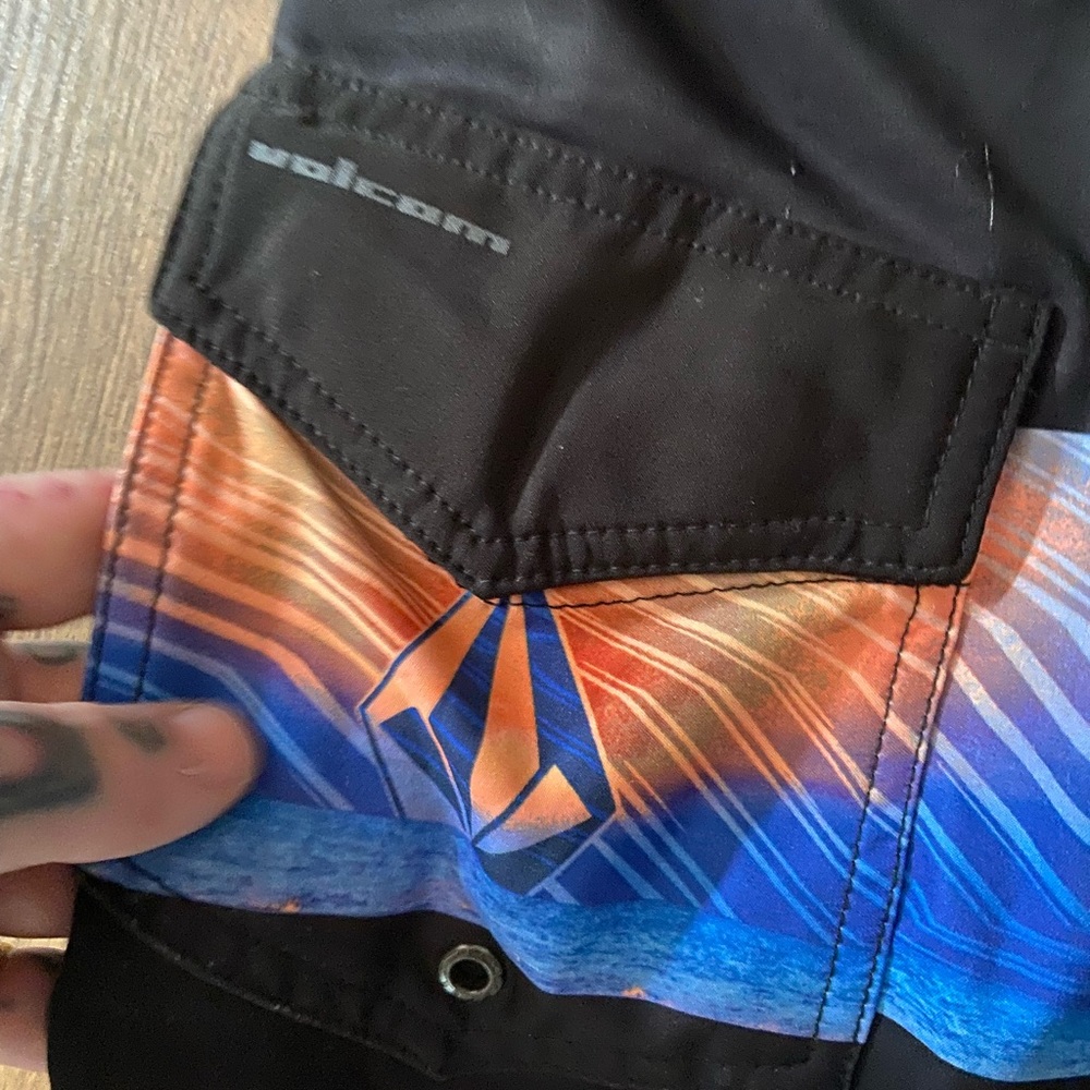 Volcom board shorts sz large - Picture 2 of 4